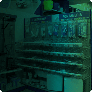 Pasillo de ferretería con estanterías de herramientas gestionado por software ERP adaptado a Verifactu