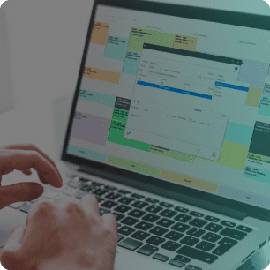 Portátil mostrando pantalla de agenda digital y gestión de citas de clientes integrada con Verifactu