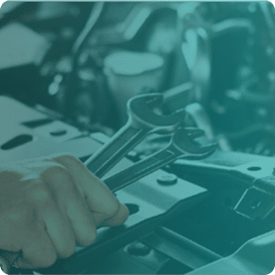 Mecánico trabajando con herramientas en taller automotriz con software de gestión adaptado a Verifactu