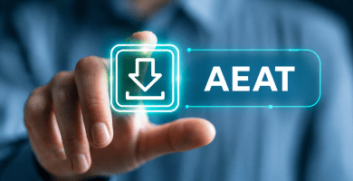 Mano pulsando un icono digital de descarga sobre la etiqueta de la AEAT para consultar Verifactu