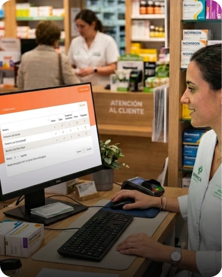 Pantalla led de publicidad interior en una farmacia mostrando información de consejos de salud y cuidados al tomar la medicación.