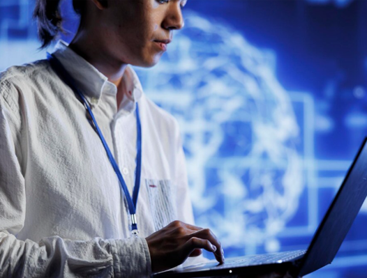 Ordenador mostrando información de preguntas frecuentes sobre Kaspersky Security Cloud Plus y sus funcionalidades