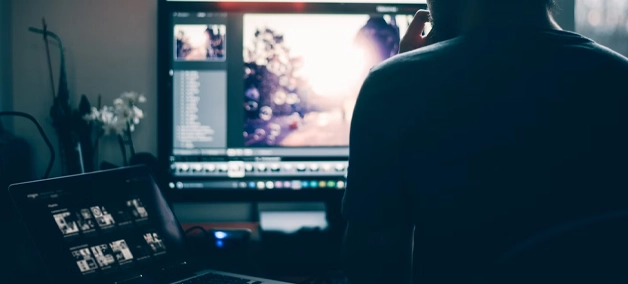 Soluciones de hardware adaptadas al trabajo diario de las empresas Persona trabajando con un ordenador de sobremesa, representando el uso real de hardware para empresas en entornos profesionales