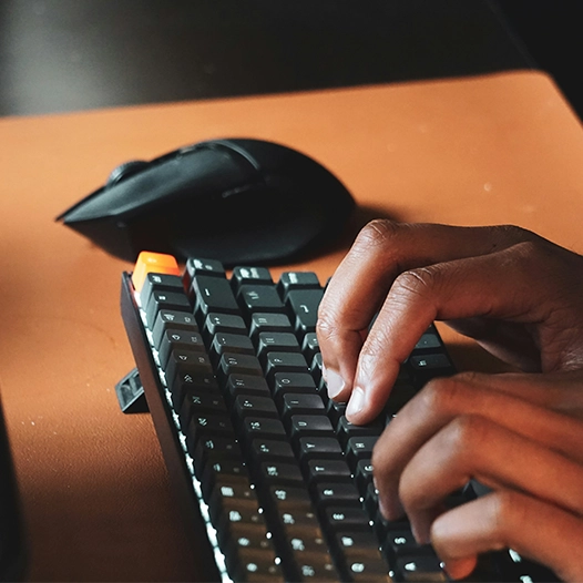 Resolviendo dudas en una empresa de equipos informáticos. Persona tecleando en un ordenador en una empresa de equipos informáticos, resolviendo dudas frecuentes.